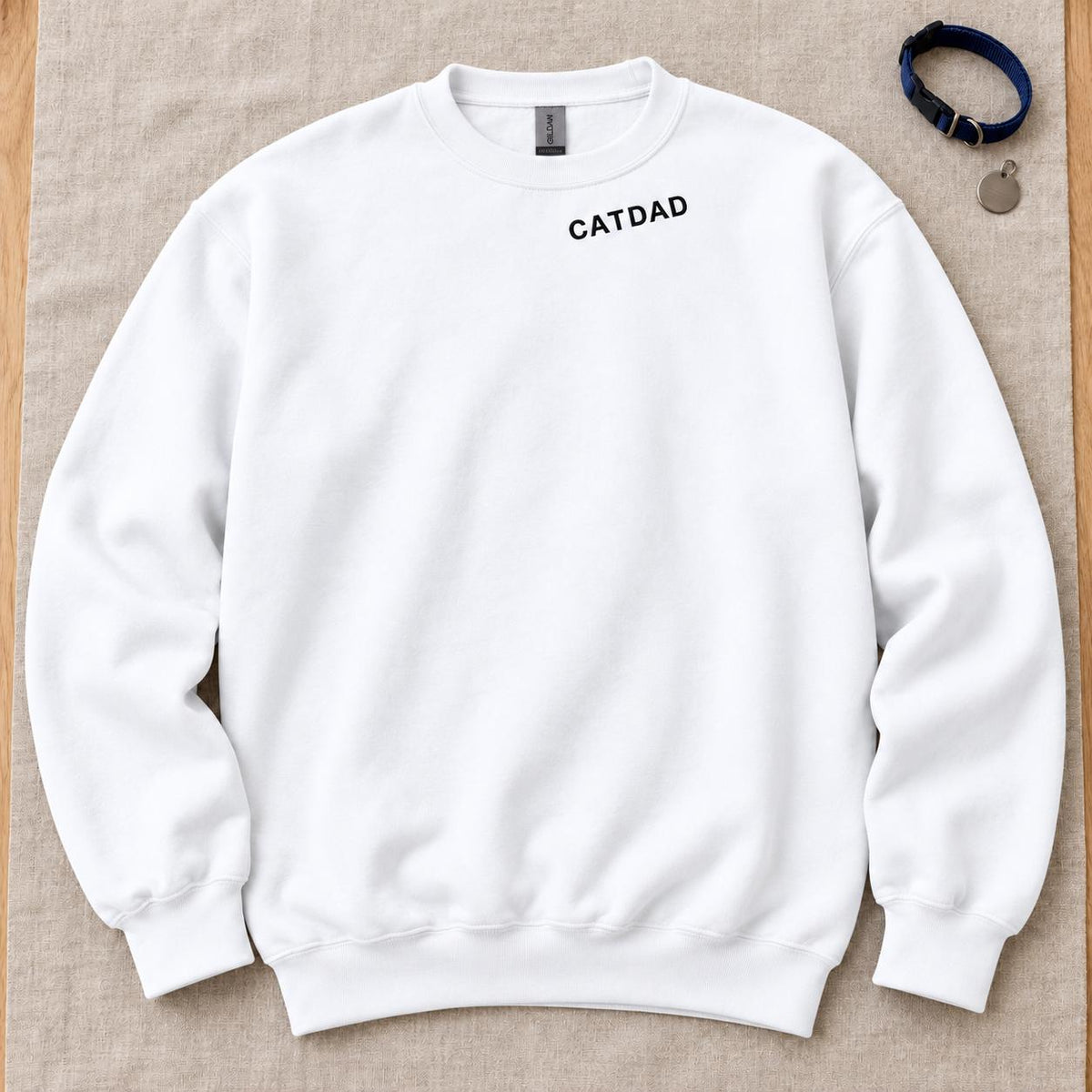 Cat Dad Sweatshirt bestickt – Unisex Pullover mit kleinem Halsstick, Geschenk für Katzenpapa und Katzenfreund Haustierbesitzer Hundenamen
