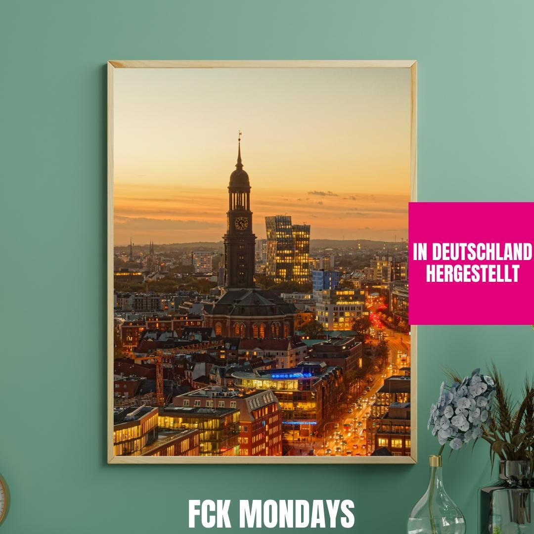 Hamburger Michel bei Dämmerung Poster | St. Michaelis Kirche | Skyline Abendlicht | Tanzende Türme | Reeperbahn Hamburg Sonnenuntergang