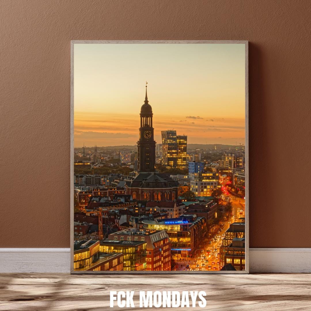 Hamburger Michel bei Dämmerung Poster | St. Michaelis Kirche | Skyline Abendlicht | Tanzende Türme | Reeperbahn Hamburg Sonnenuntergang