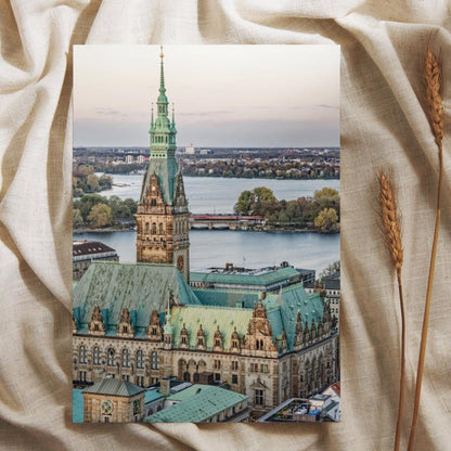 Hamburg Rathaus & Außenalster Poster | Hamburger Rathaus Panorama | Alsterblick Fotokunst | Hanseatische Architektur | Hamburg Wandbild