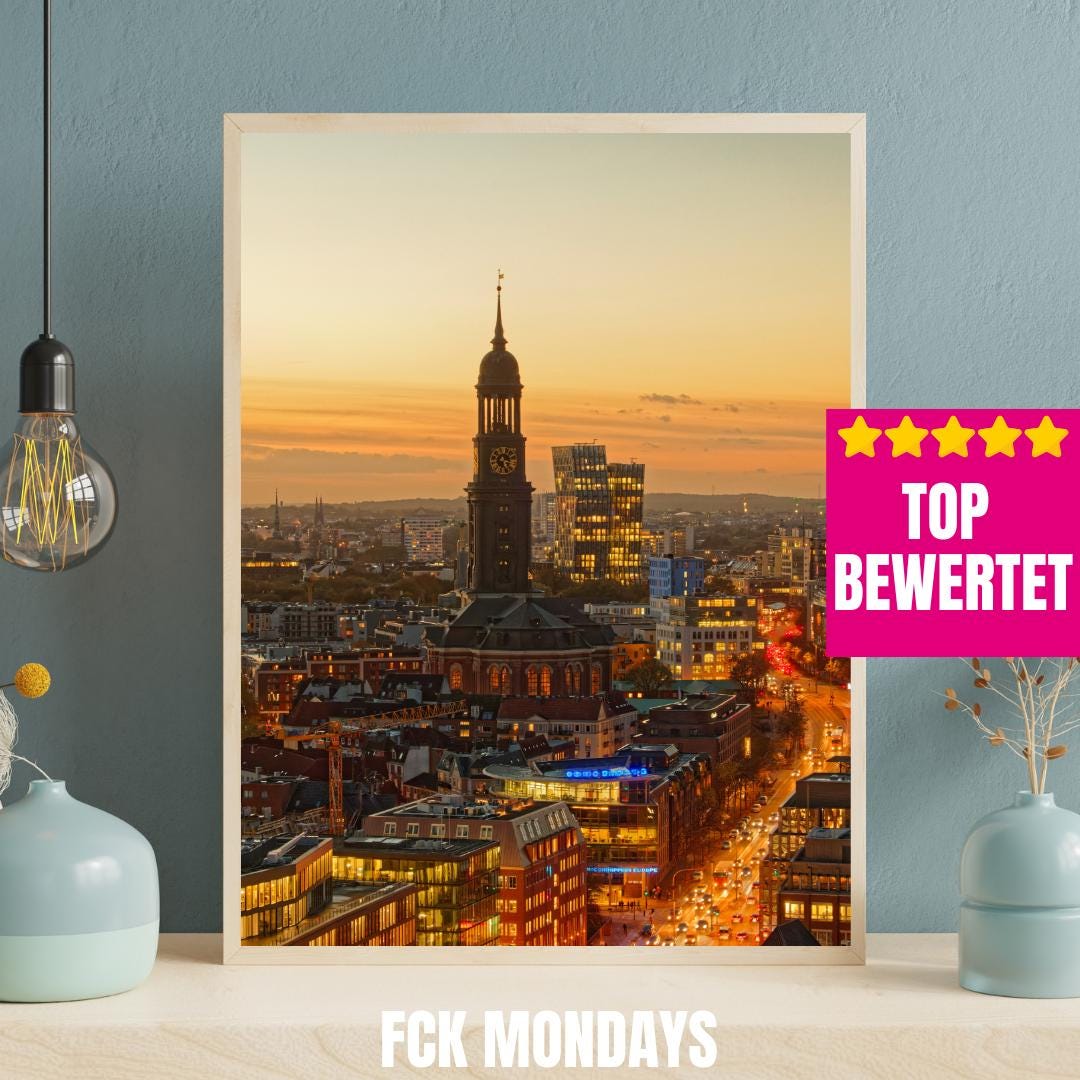 Hamburger Michel bei Dämmerung Poster | St. Michaelis Kirche | Skyline Abendlicht | Tanzende Türme | Reeperbahn Hamburg Sonnenuntergang