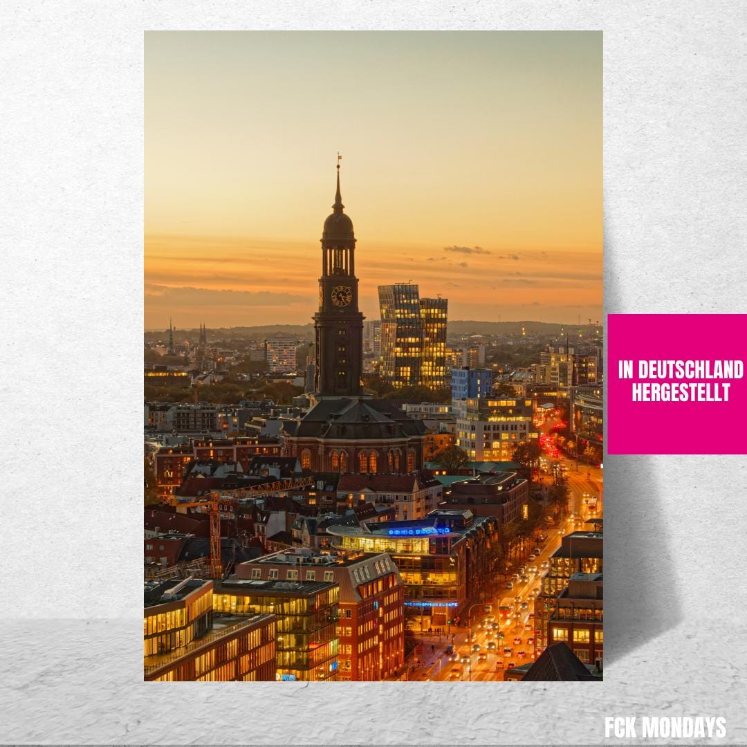 Hamburger Michel bei Dämmerung Poster | St. Michaelis Kirche | Skyline Abendlicht | Tanzende Türme | Reeperbahn Hamburg Sonnenuntergang