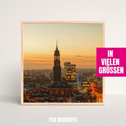 Hamburger Michel bei Dämmerung Poster | St. Michaelis Kirche | Skyline Abendlicht | Tanzende Türme | Reeperbahn Hamburg Sonnenuntergang