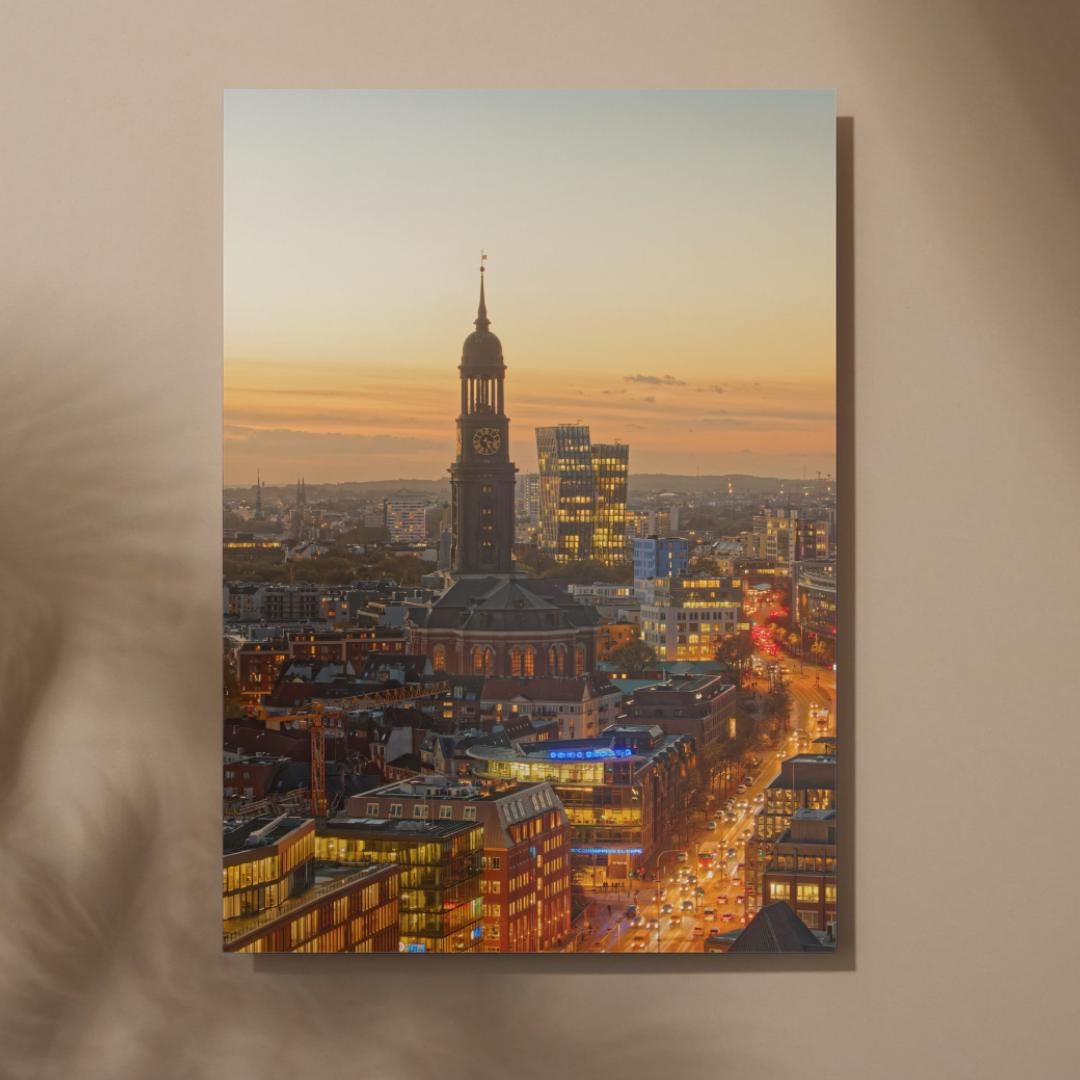 Hamburger Michel bei Dämmerung Poster | St. Michaelis Kirche | Skyline Abendlicht | Tanzende Türme | Reeperbahn Hamburg Sonnenuntergang