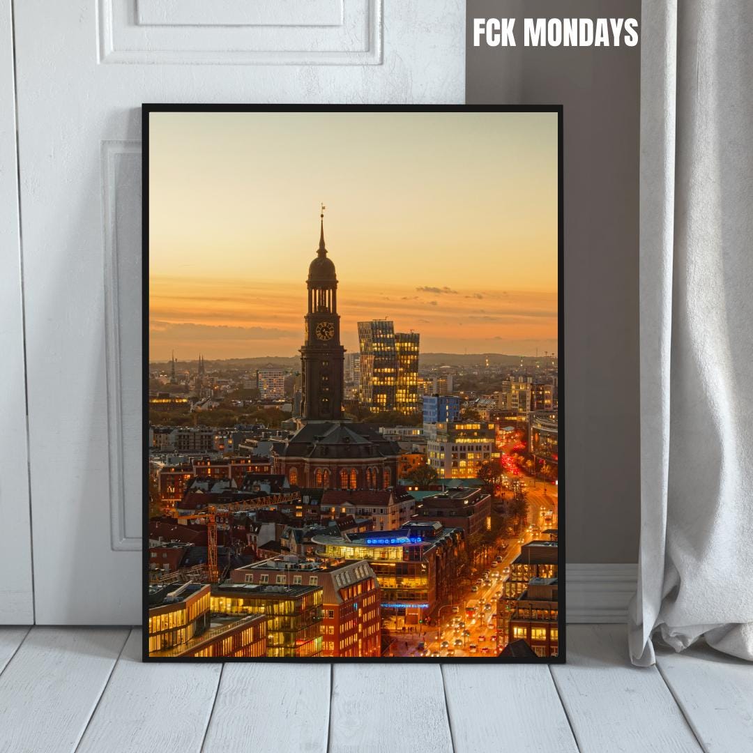 Hamburger Michel bei Dämmerung Poster | St. Michaelis Kirche | Skyline Abendlicht | Tanzende Türme | Reeperbahn Hamburg Sonnenuntergang