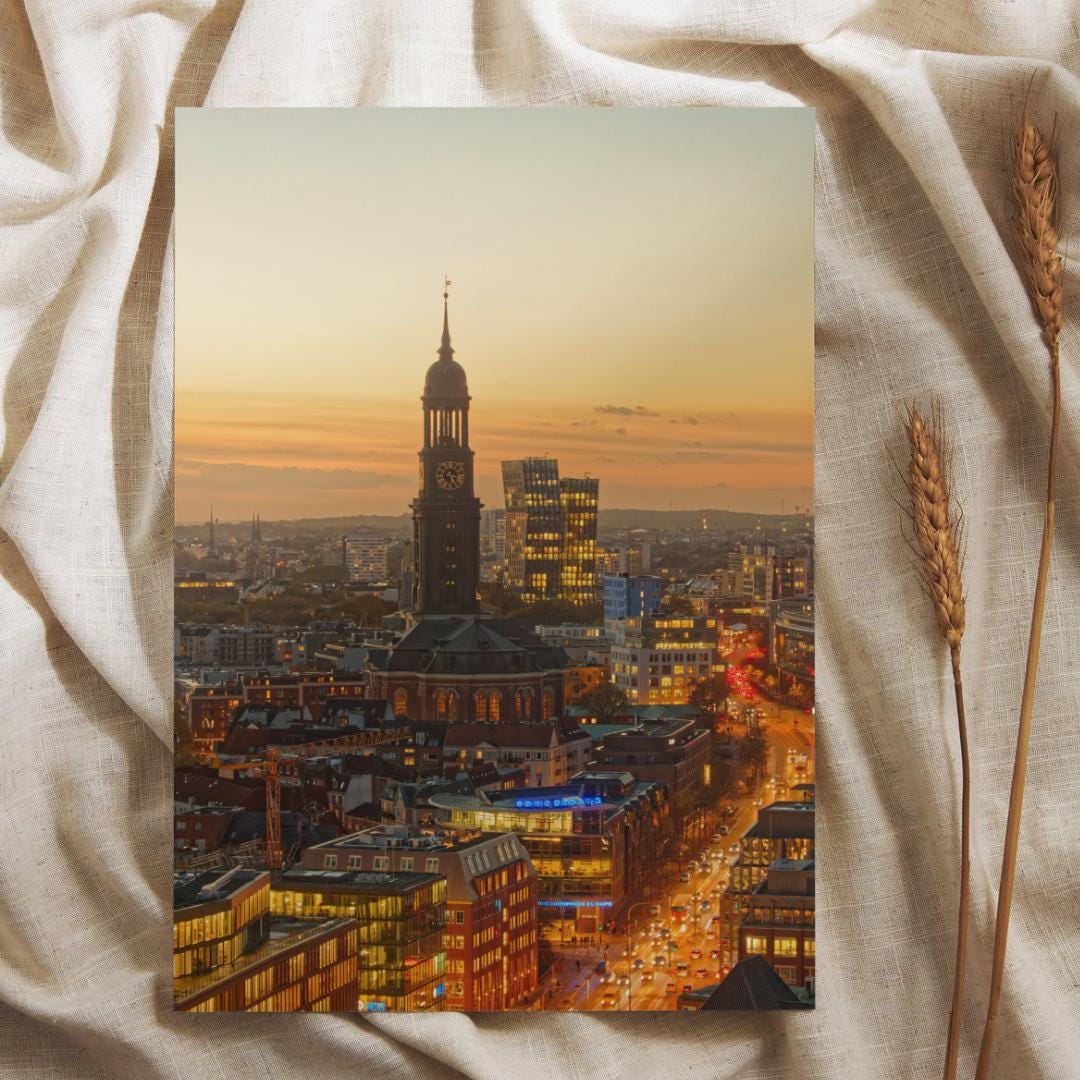 Hamburger Michel bei Dämmerung Poster | St. Michaelis Kirche | Skyline Abendlicht | Tanzende Türme | Reeperbahn Hamburg Sonnenuntergang