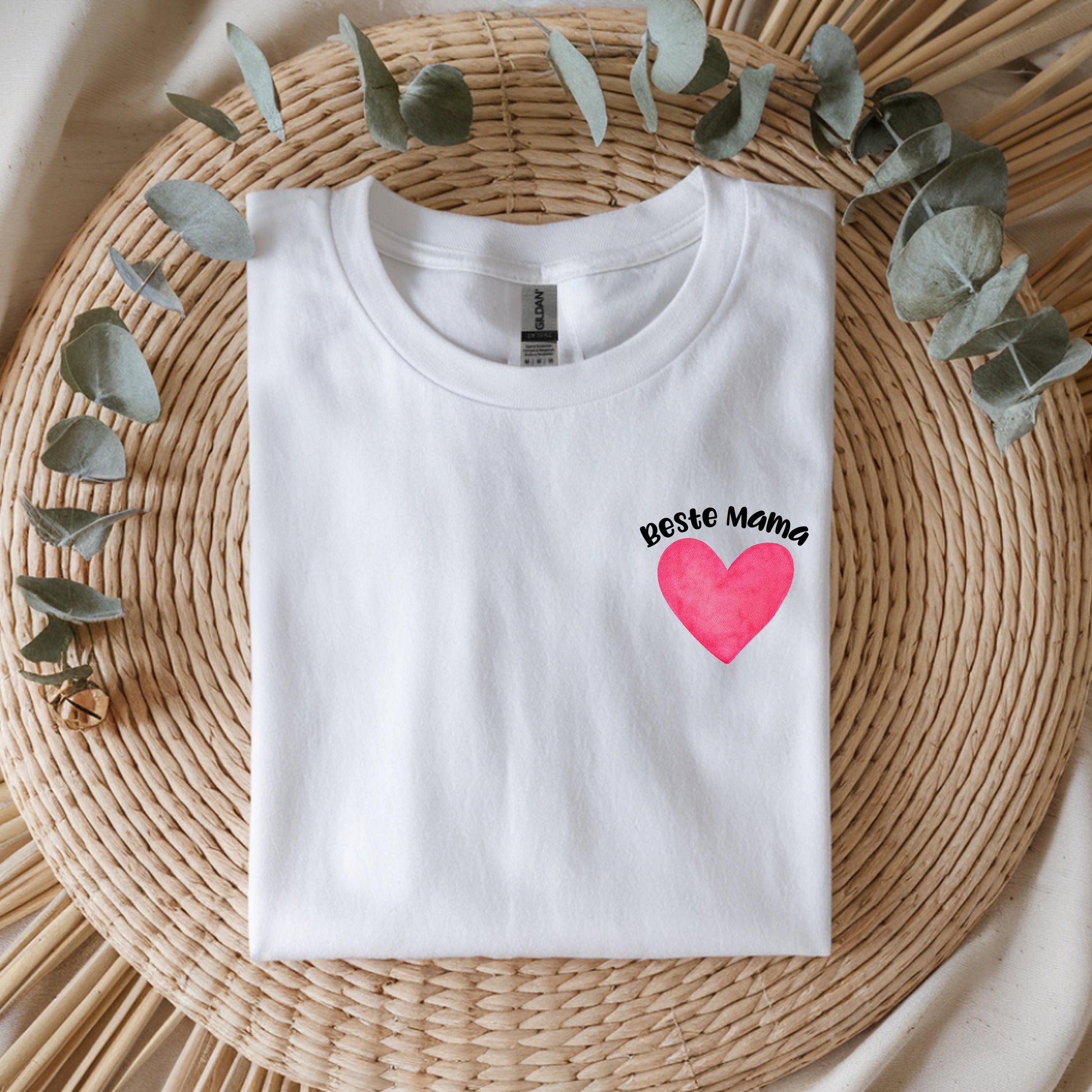 Könnte beinhalten: Eine weiße Keramik-Tasse mit schwarzem Henkel und dem Text "But First, Coffee" in fetter, schwarzer Schrift. Die Tasse steht vor einem verschwommenen Hintergrund. Die Tasse ist etwa 10 cm hoch.