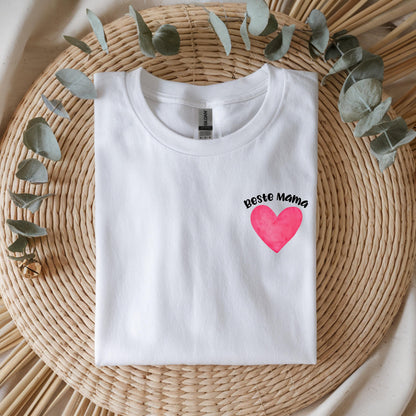 Könnte beinhalten: Eine weiße Keramik-Tasse mit schwarzem Henkel und dem Text "But First, Coffee" in fetter, schwarzer Schrift. Die Tasse steht vor einem verschwommenen Hintergrund. Die Tasse ist etwa 10 cm hoch.