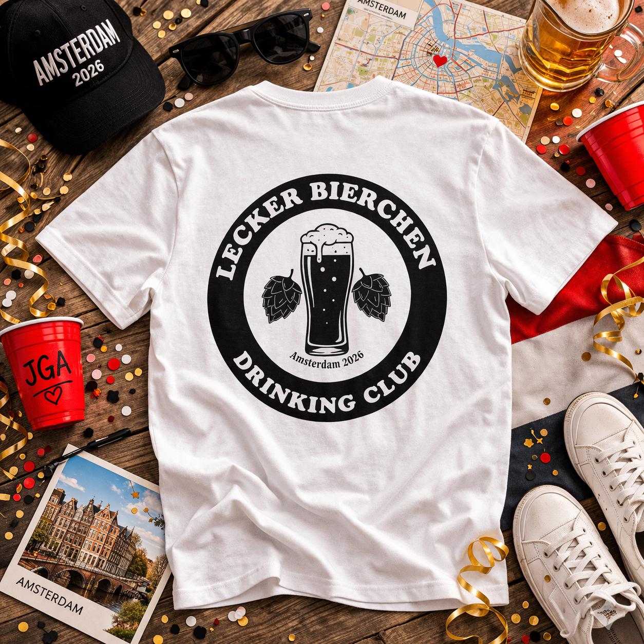 Personalisierbares JGA Shirt – Lecker Bierchen Drinking Club Männer – Outfit Party Urlaub T-Shirt mit Wunsch Ort & Jahr Junggesellenabschied