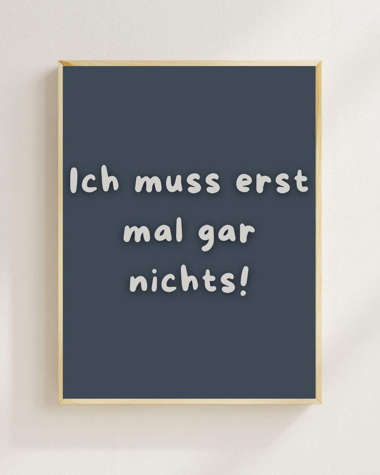 Lustiges Motivations Poster „Ich muss erst mal gar nichts“ – Humorvolle Wanddeko, Sarkastischer Spruch, Mental Health Poster Zitat Humor