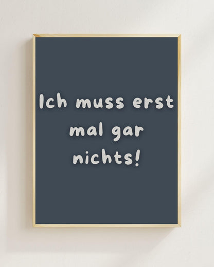 Lustiges Motivations Poster „Ich muss erst mal gar nichts“ – Humorvolle Wanddeko, Sarkastischer Spruch, Mental Health Poster Zitat Humor