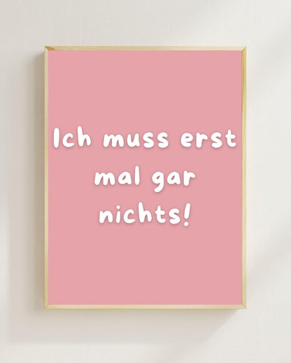 Lustiges Motivations Poster „Ich muss erst mal gar nichts“ – Humorvolle Wanddeko, Sarkastischer Spruch, Mental Health Poster Zitat Humor