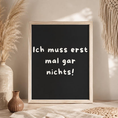 Lustiges Motivations Poster „Ich muss erst mal gar nichts“ – Humorvolle Wanddeko, Sarkastischer Spruch, Mental Health Poster Zitat Humor