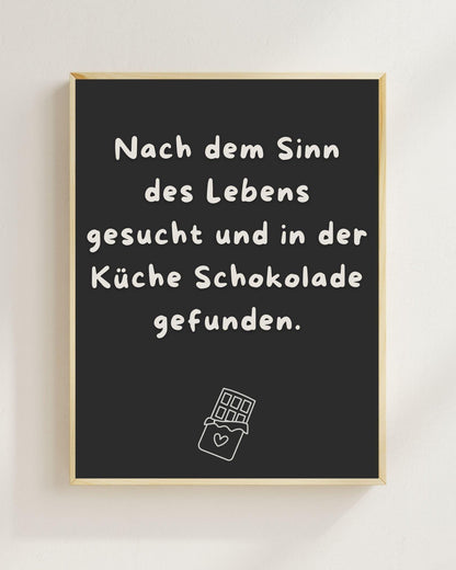 Nach dem Sinn des Lebens gesucht Poster | Lustiger Spruch Poster Küche | Mental Health Wandbild | Freundschaft Geschenk | Schokolade Poster