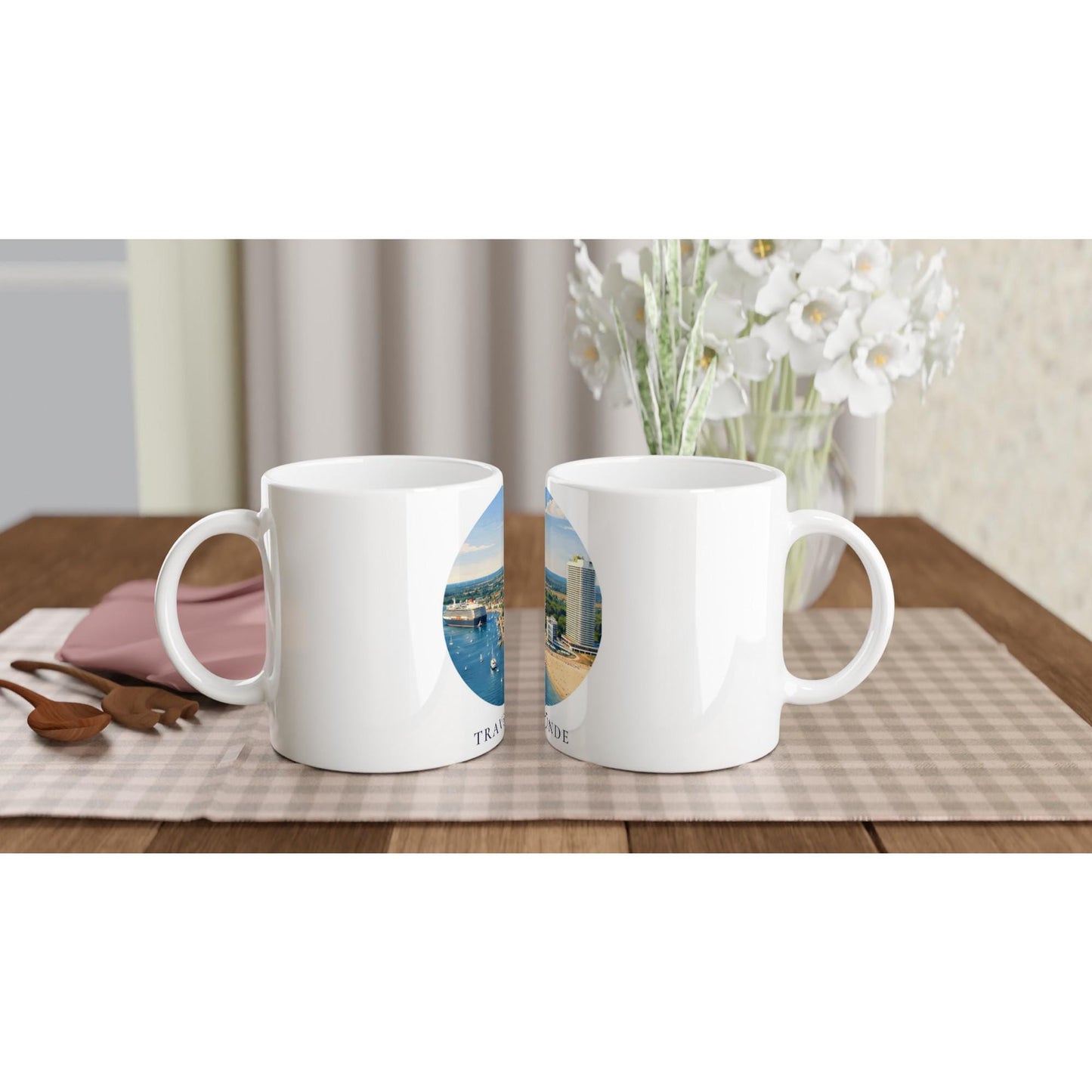 Travemünde Tasse | Ostsee Becher mit Strand und Hafen Motiv | Geschenk für Meerliebhaber | Lübeck Souvenir | Kaffee Becher