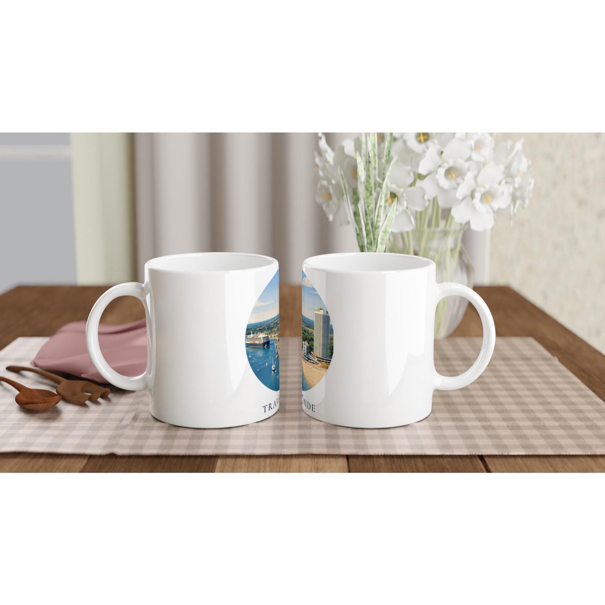 Travemünde Tasse | Ostsee Becher mit Strand und Hafen Motiv | Geschenk für Meerliebhaber | Lübeck Souvenir | Kaffee Becher