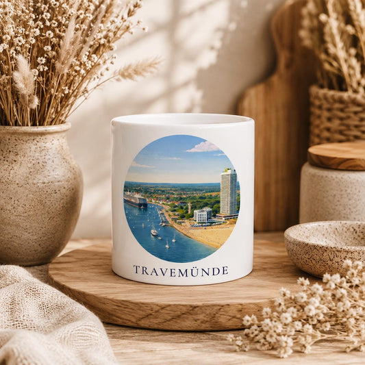 Travemünde Tasse | Ostsee Becher mit Strand und Hafen Motiv | Geschenk für Meerliebhaber | Lübeck Souvenir | Kaffee Becher