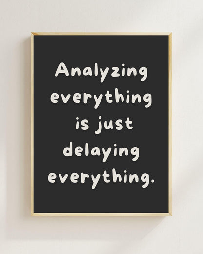 Overthinking Poster Minimalistisch | Mental Health Zitat | Prokrastination Zitat Wandbild | Selbsthilfe Spruch | Achtsamkeit Deko Modern