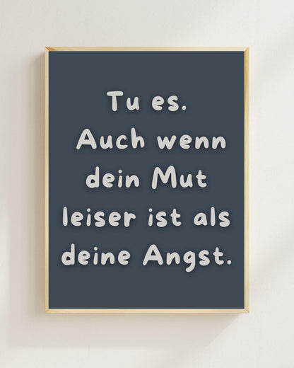 Mut Spruch Poster Minimalistisch | Tu es trotz Angst Zitat | Mental Health Wandbild | Motivation Spruch Deutsch | Achtsamkeit Deko Modern