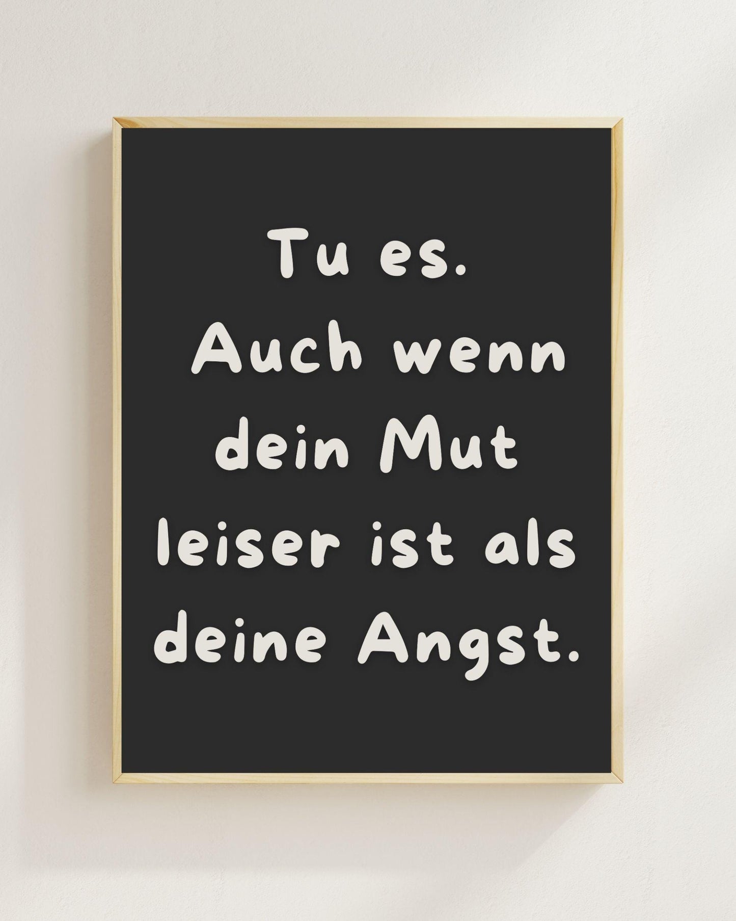 Mut Spruch Poster Minimalistisch | Tu es trotz Angst Zitat | Mental Health Wandbild | Motivation Spruch Deutsch | Achtsamkeit Deko Modern