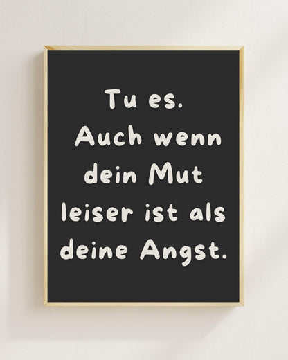 Mut Spruch Poster Minimalistisch | Tu es trotz Angst Zitat | Mental Health Wandbild | Motivation Spruch Deutsch | Achtsamkeit Deko Modern