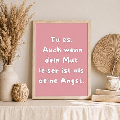Mut Spruch Poster Minimalistisch | Tu es trotz Angst Zitat | Mental Health Wandbild | Motivation Spruch Deutsch | Achtsamkeit Deko Modern
