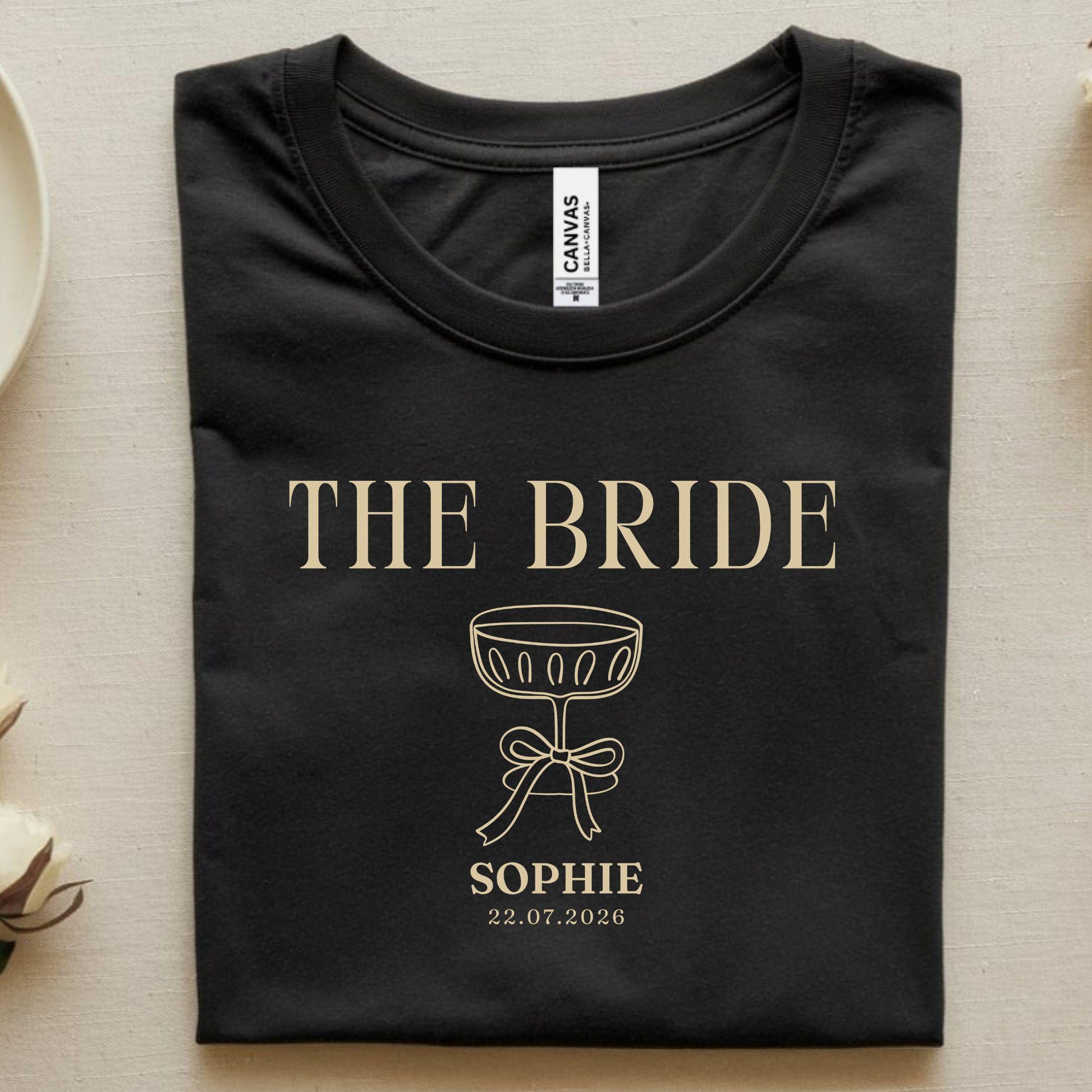 Bride Shirt personalisiert, THE BRIDE T-Shirt JGA, Braut Shirt mit Name & Datum, Bachelorette Party Outfit, Clean Bridal Shirt Party Urlaub