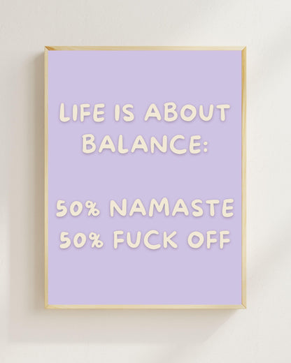 Life Is About Balance Poster Deutsch, Lustiges Yoga Poster, Namaste Fuck Off Wandbild, Sarkastischer Spruch Print, Lavendel Wall Art Plakat