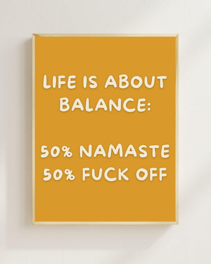 Life Is About Balance Poster Deutsch, Lustiges Yoga Poster, Namaste Fuck Off Wandbild, Sarkastischer Spruch Print, Lavendel Wall Art Plakat