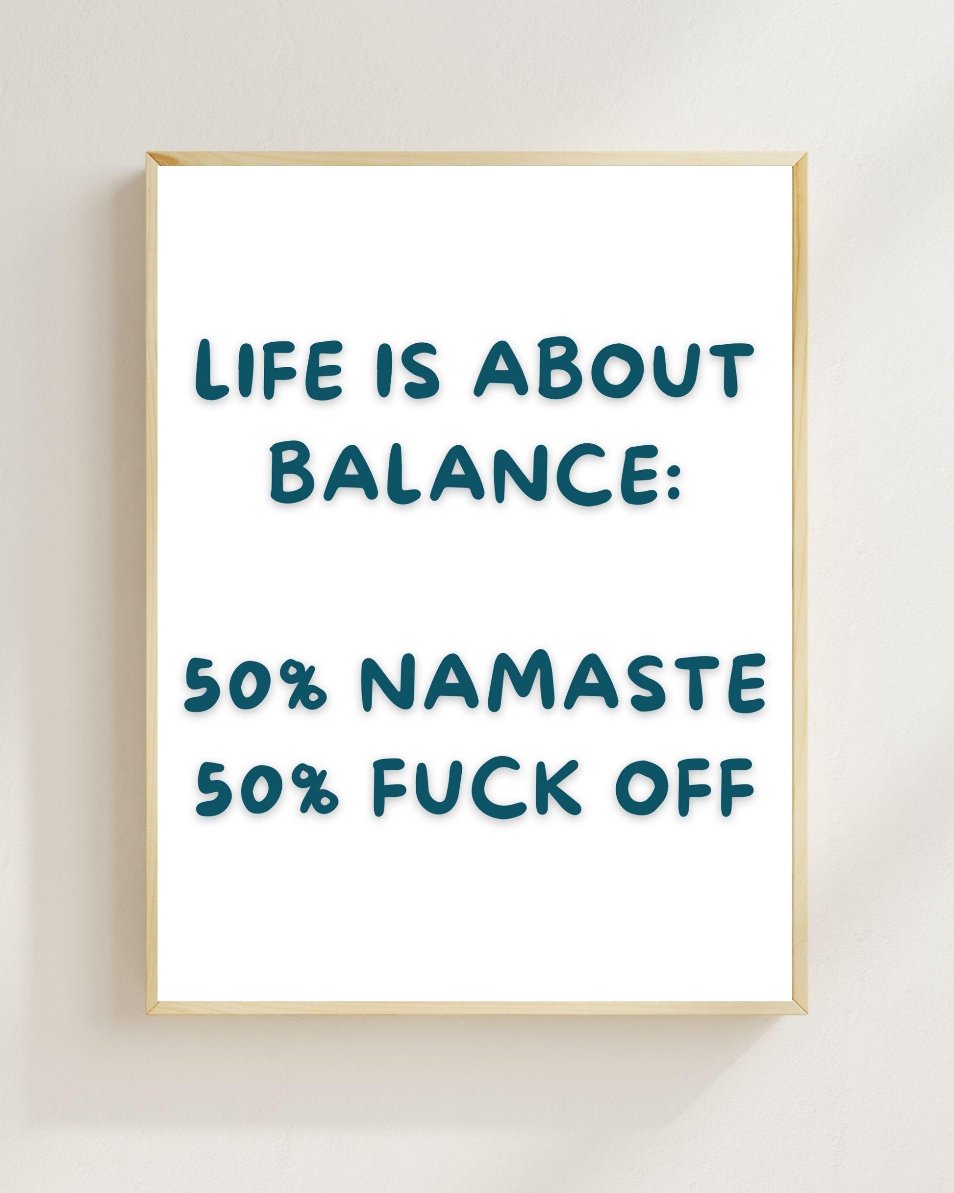 Life Is About Balance Poster Deutsch, Lustiges Yoga Poster, Namaste Fuck Off Wandbild, Sarkastischer Spruch Print, Lavendel Wall Art Plakat