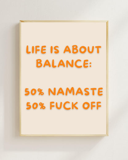 Life Is About Balance Poster Deutsch, Lustiges Yoga Poster, Namaste Fuck Off Wandbild, Sarkastischer Spruch Print, Lavendel Wall Art Plakat