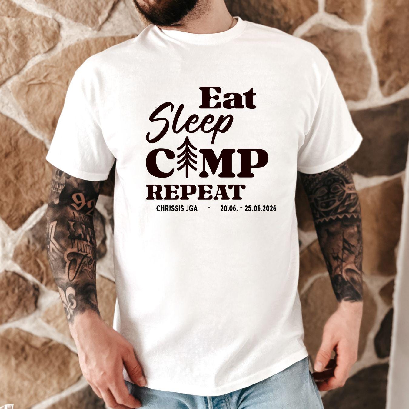Camping JGA Shirt für Männer mit Outdoor Motiv – perfektes Abenteuer Urlaub Shirt für Junggesellenabschied, Campingtrip & Männerwochenende.