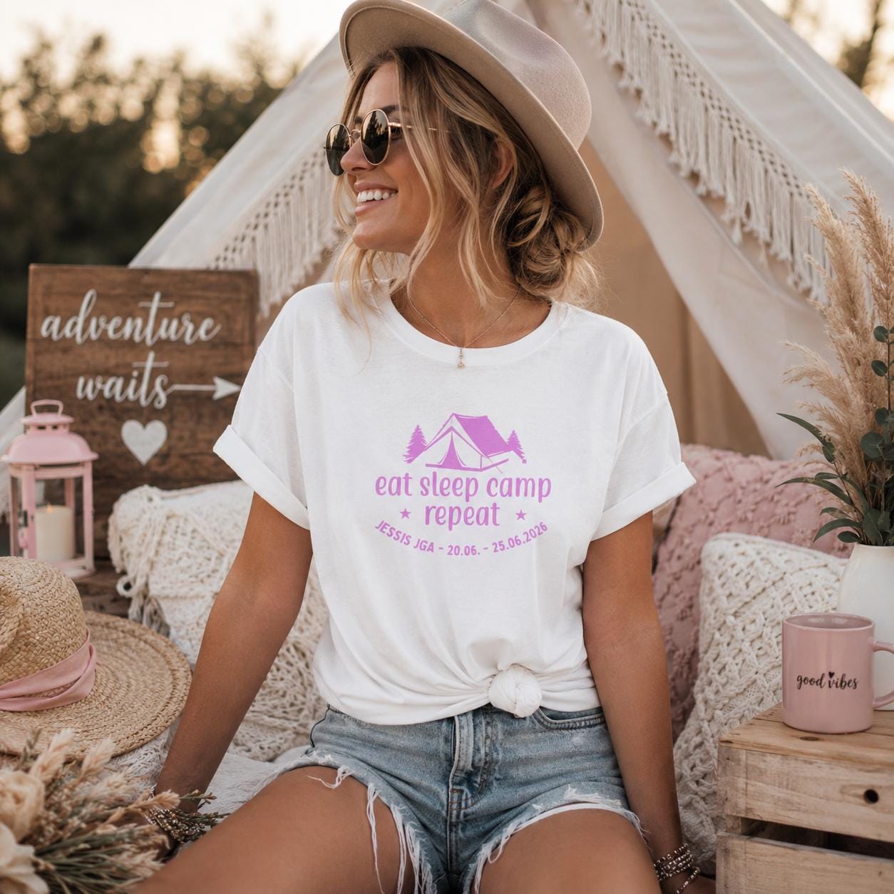 Camping JGA Shirt Damen personalisiert, Eat Sleep Camp Repeat Shirt, Frauen JGA Outfit, Outdoor Mädels Trip Shirt
