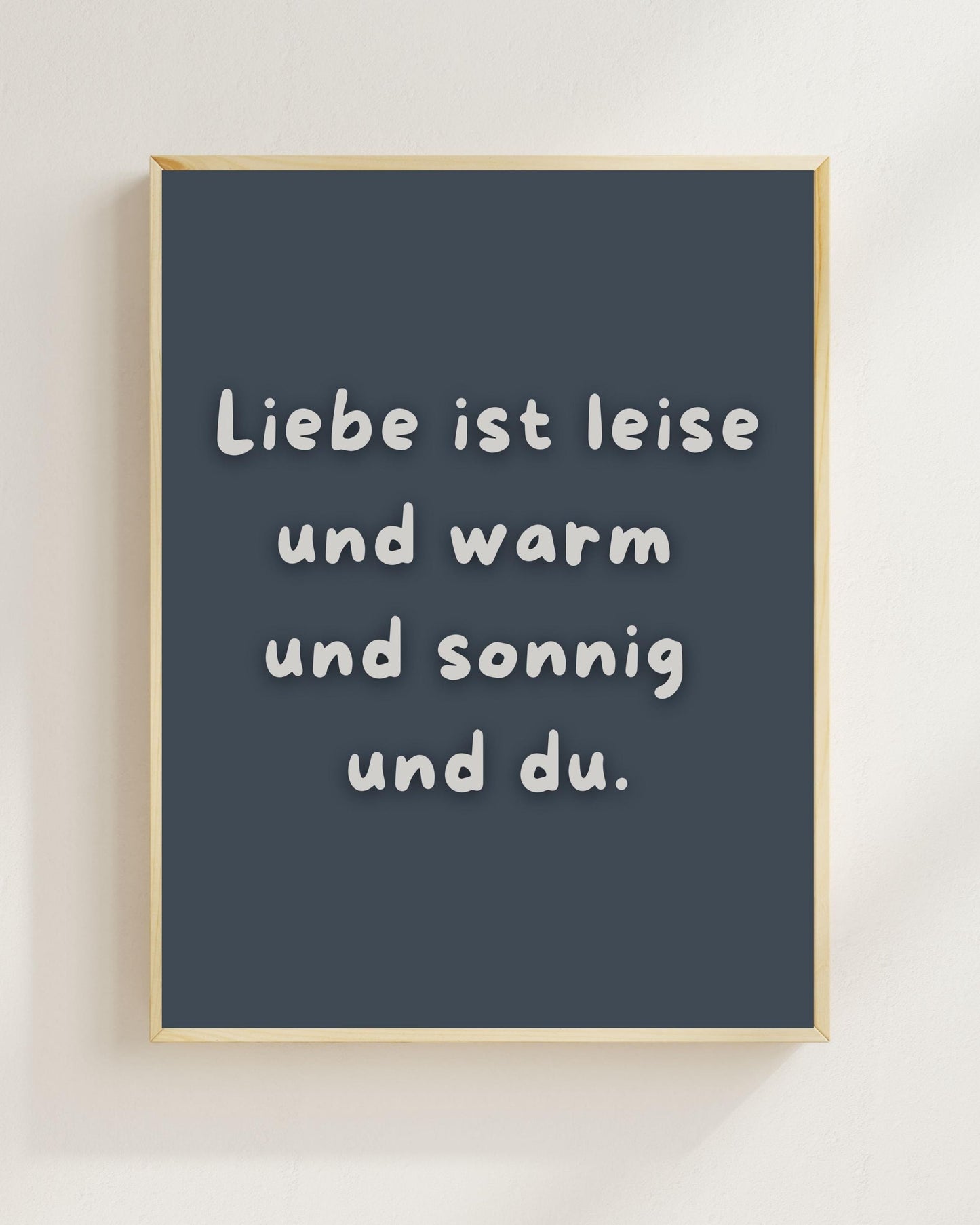 Liebe ist leise Poster | Liebe Wandbild Valentinstag Geschenk Jahrestag Plakat | Beziehung Geschenk | Freundschaft Positive Wanddeko