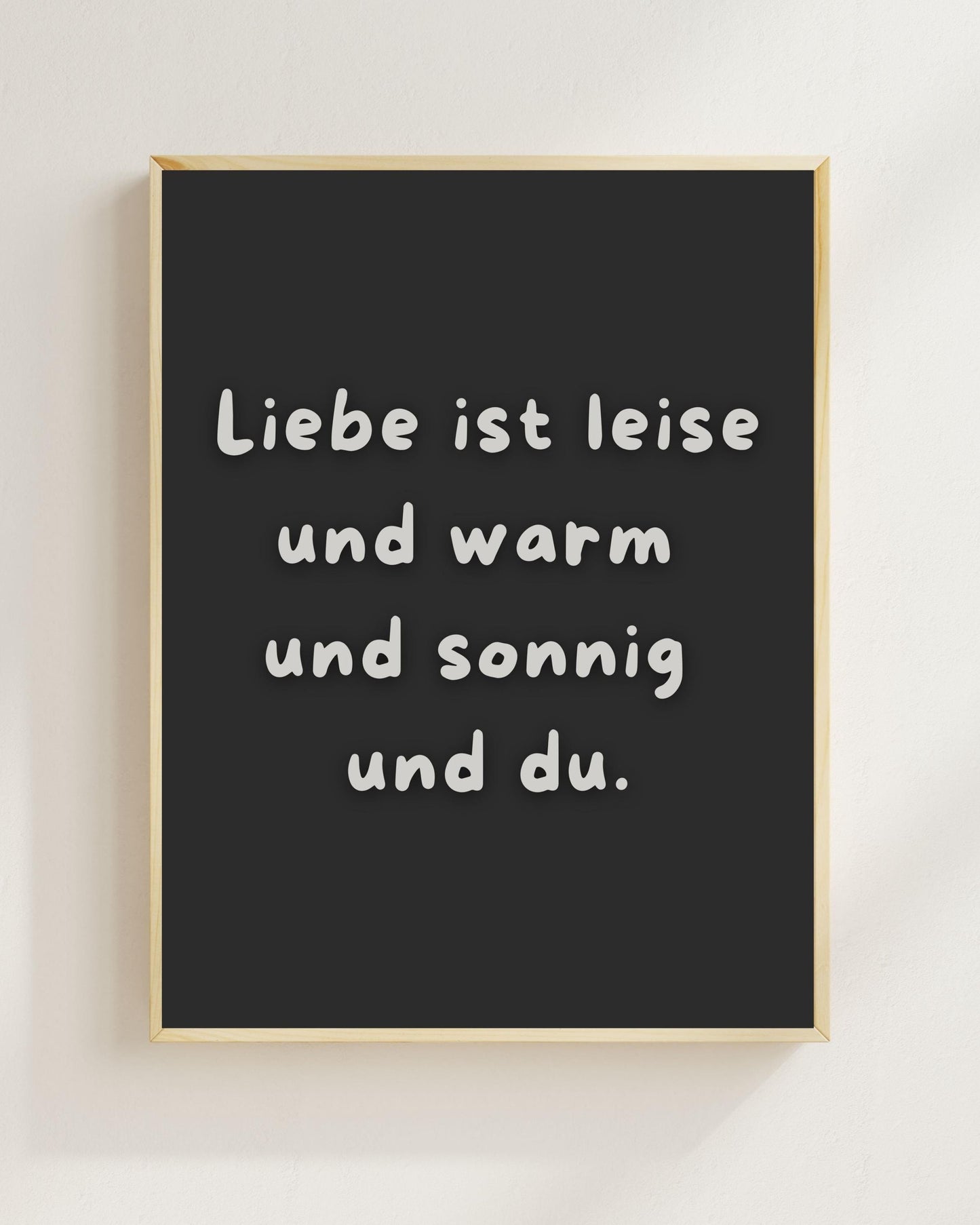 Liebe ist leise Poster | Liebe Wandbild Valentinstag Geschenk Jahrestag Plakat | Beziehung Geschenk | Freundschaft Positive Wanddeko