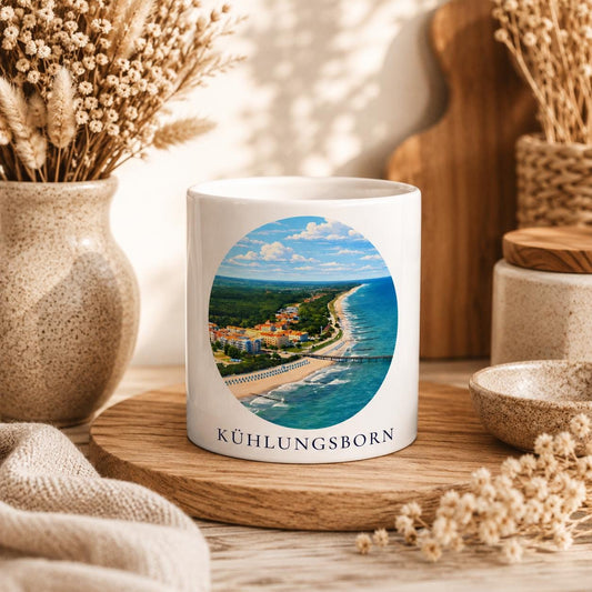 Kühlungsborn Tasse | Ostsee Becher mit Strandmotiv | Geschenk für Meerliebhaber | Seebrücke Souvenir | Kaffee Becher