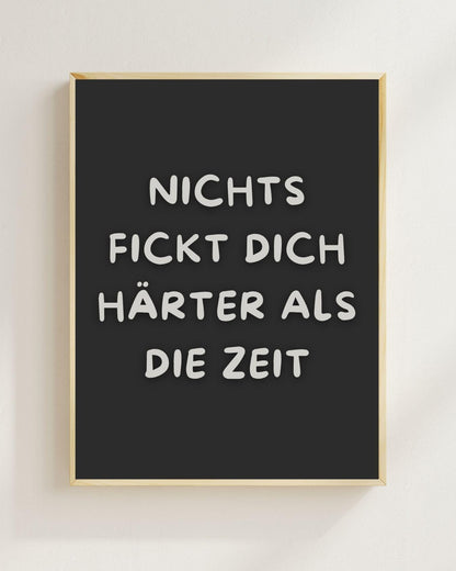 Nichts Fickt Dich Härter Als Die Zeit Poster | Lustiger Spruch | Motivation | Typografie Wandbild | Geschenk Idee Typografie Älter werden