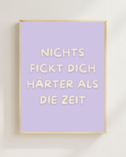 Nichts Fickt Dich Härter Als Die Zeit Poster | Lustiger Spruch | Motivation | Typografie Wandbild | Geschenk Idee Typografie Älter werden
