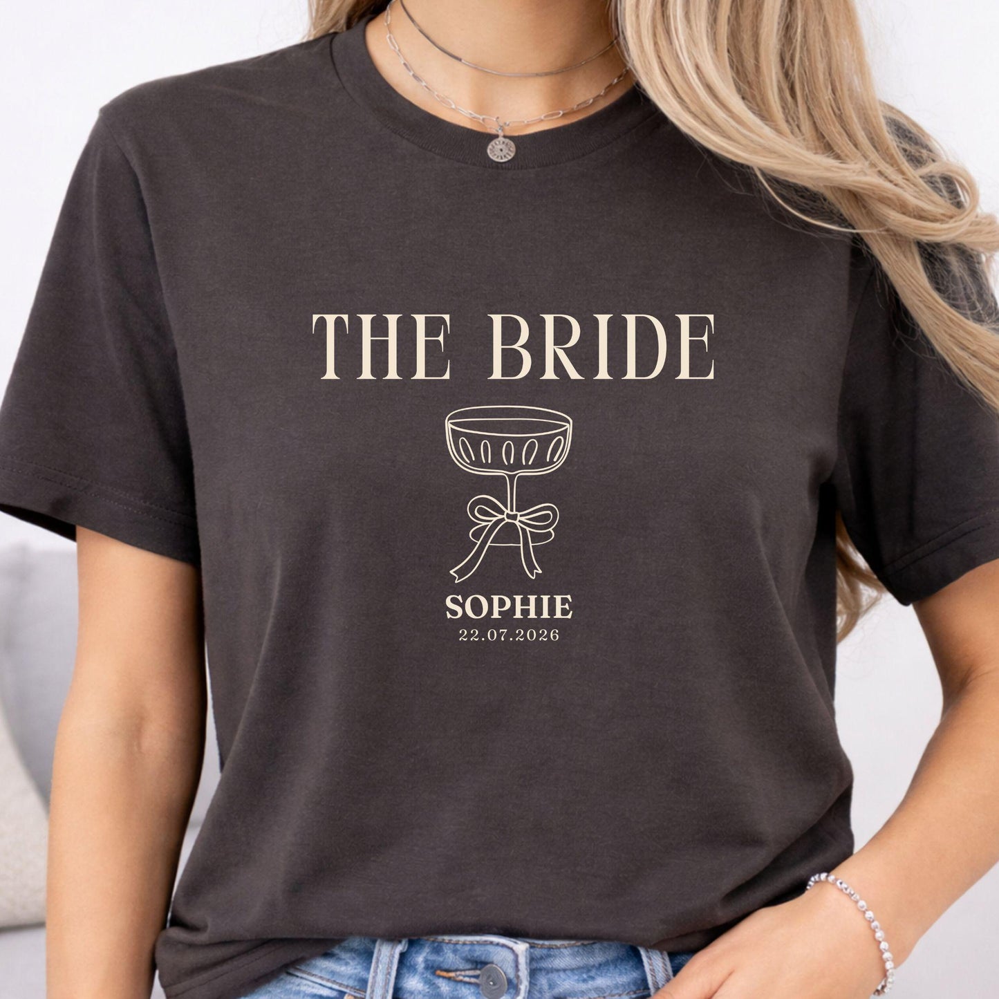 Bride Shirt personalisiert, THE BRIDE T-Shirt JGA, Braut Shirt mit Name & Datum, Bachelorette Party Outfit, Clean Bridal Shirt Party Urlaub