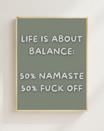 Life Is About Balance Poster Deutsch, Lustiges Yoga Poster, Namaste Fuck Off Wandbild, Sarkastischer Spruch Print, Lavendel Wall Art Plakat