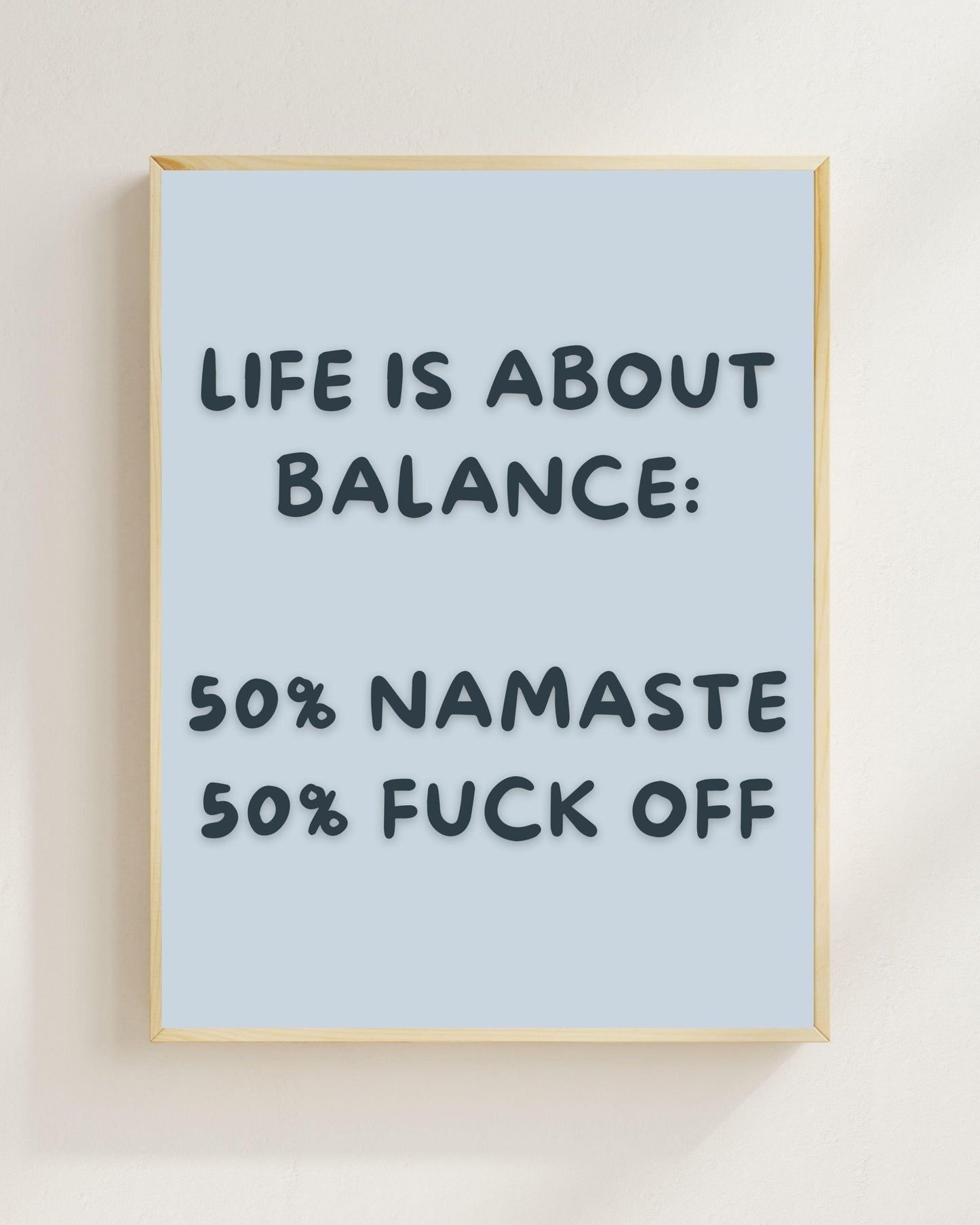 Life Is About Balance Poster Deutsch, Lustiges Yoga Poster, Namaste Fuck Off Wandbild, Sarkastischer Spruch Print, Lavendel Wall Art Plakat