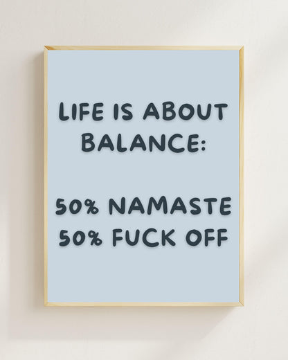 Life Is About Balance Poster Deutsch, Lustiges Yoga Poster, Namaste Fuck Off Wandbild, Sarkastischer Spruch Print, Lavendel Wall Art Plakat