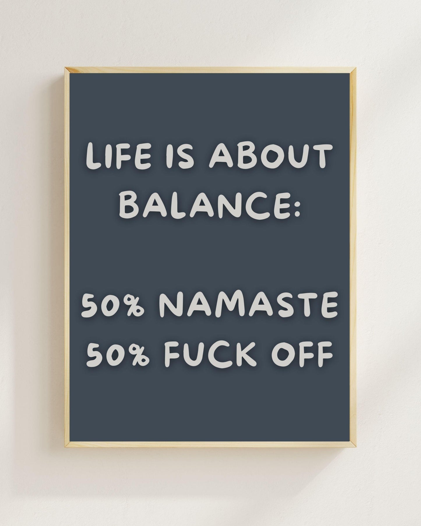 Life Is About Balance Poster Deutsch, Lustiges Yoga Poster, Namaste Fuck Off Wandbild, Sarkastischer Spruch Print, Lavendel Wall Art Plakat