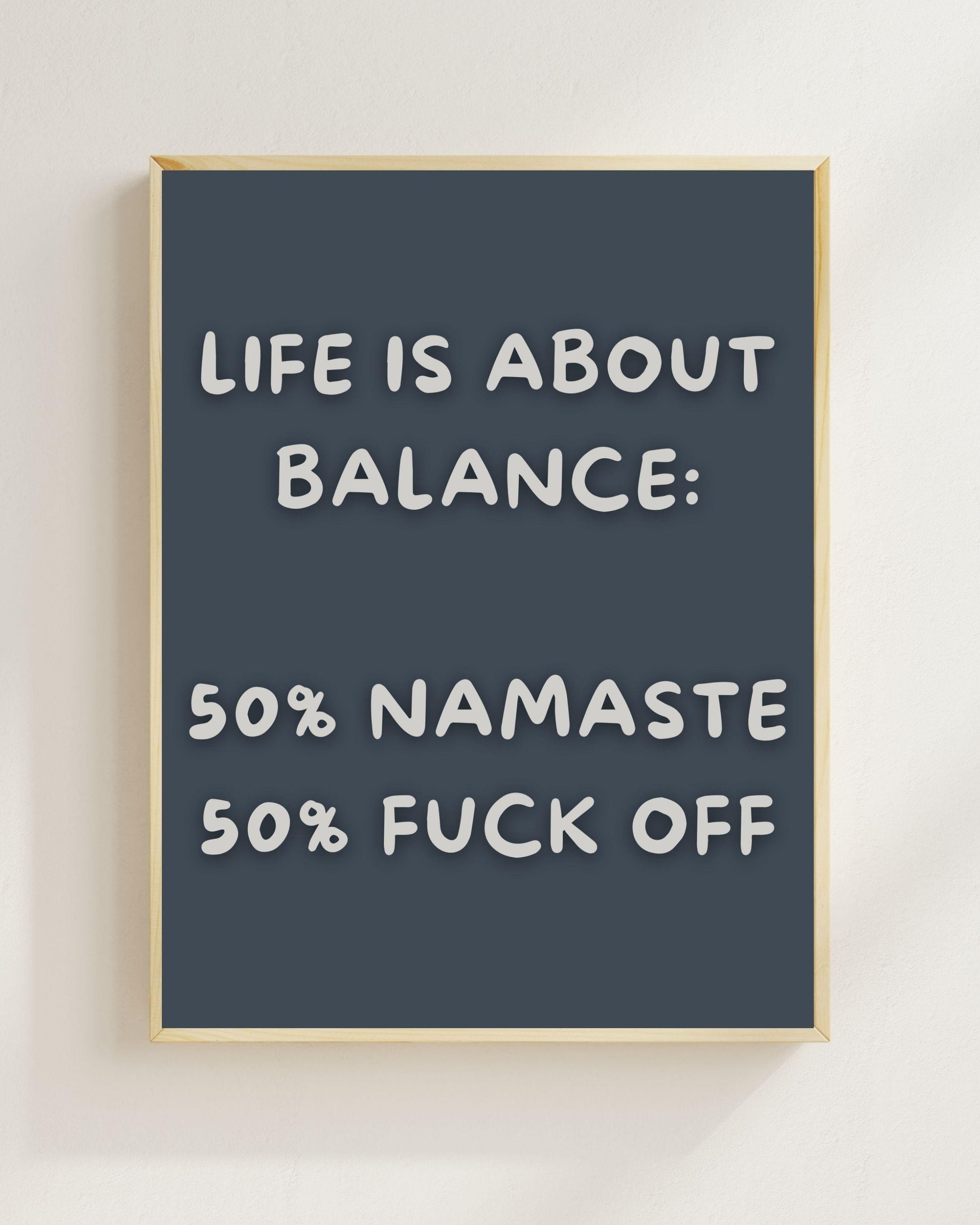 Life Is About Balance Poster Deutsch, Lustiges Yoga Poster, Namaste Fuck Off Wandbild, Sarkastischer Spruch Print, Lavendel Wall Art Plakat