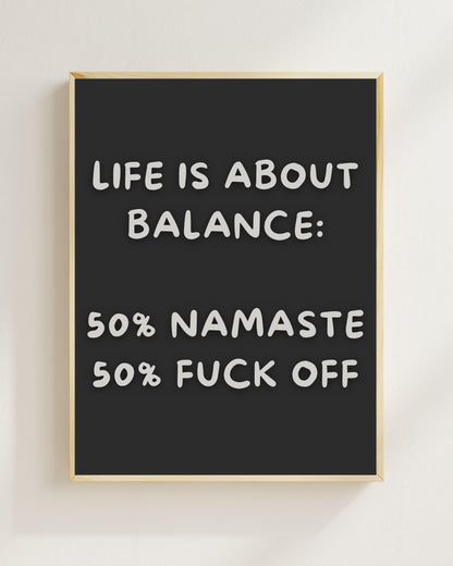Life Is About Balance Poster Deutsch, Lustiges Yoga Poster, Namaste Fuck Off Wandbild, Sarkastischer Spruch Print, Lavendel Wall Art Plakat