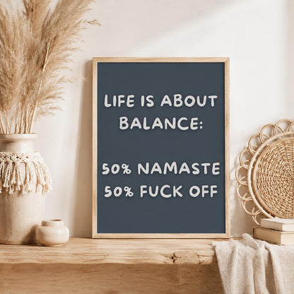 Life Is About Balance Poster Deutsch, Lustiges Yoga Poster, Namaste Fuck Off Wandbild, Sarkastischer Spruch Print, Lavendel Wall Art Plakat