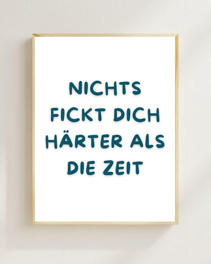 Nichts Fickt Dich Härter Als Die Zeit Poster | Lustiger Spruch | Motivation | Typografie Wandbild | Geschenk Idee Typografie Älter werden