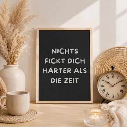 Nichts Fickt Dich Härter Als Die Zeit Poster | Lustiger Spruch | Motivation | Typografie Wandbild | Geschenk Idee Typografie Älter werden