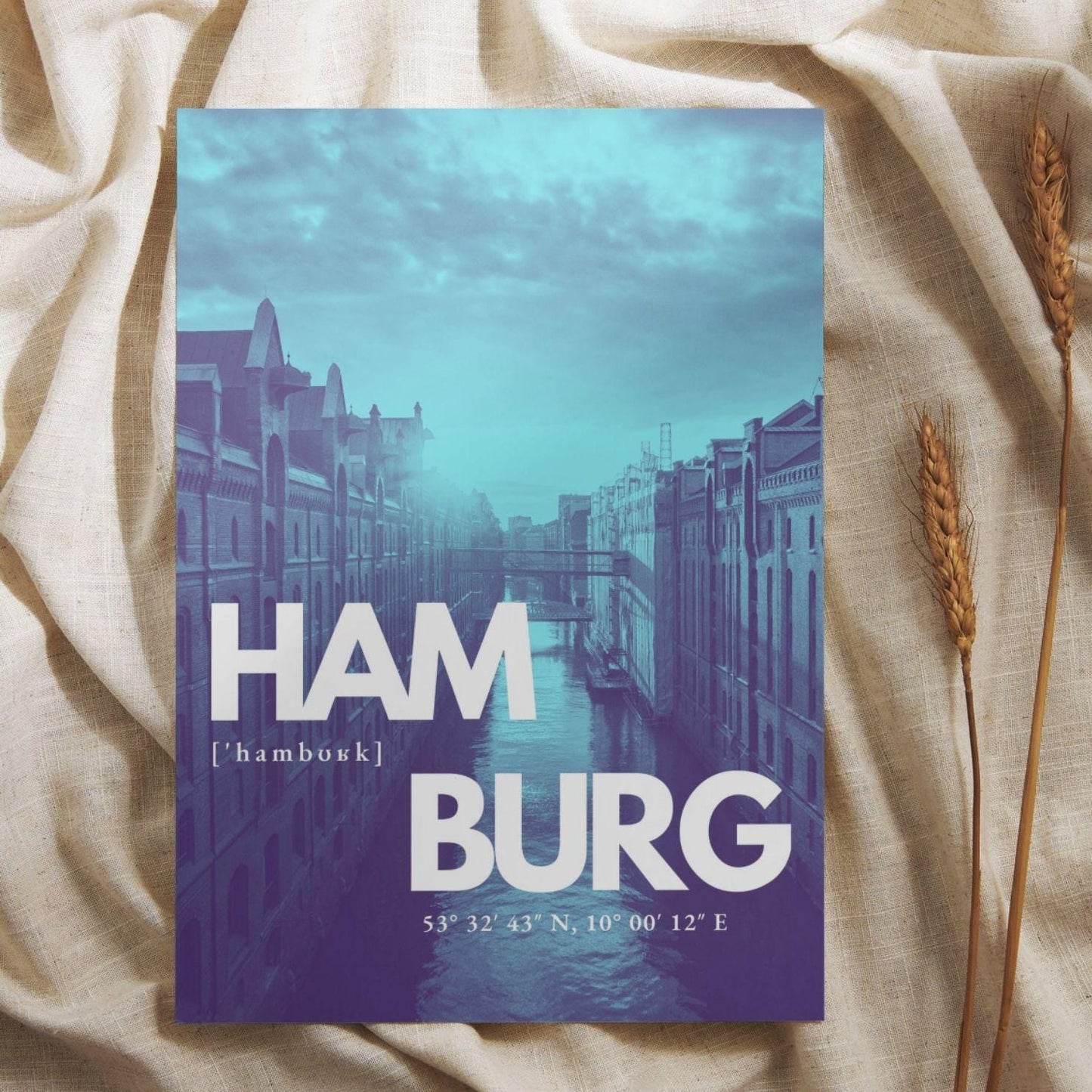 Hamburg Speicherstadt Poster | Fleet bei Ebbe Fotografie | Elbphilharmonie Wandbild | Historische Hafenstadt | Elphi Fotokunst Seeschloss