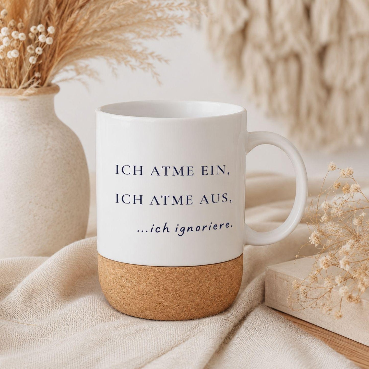 Lustige Kork-Tasse mit dem Spruch „Ich atme ein, ich raste aus!“. Humorvolle Geschenkidee für Büro, Homeoffice, Yoga und Mental Health Fans